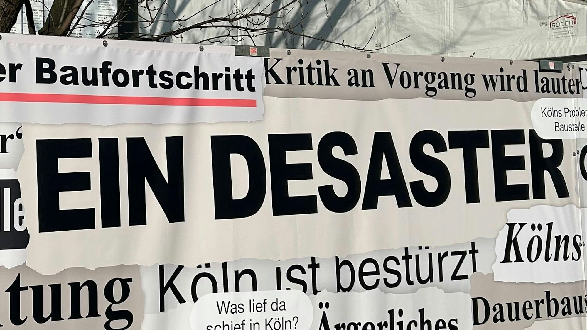 „Totalversagen“: Schlagzeilen zum Baudebakel finden sich am Zaun vor dem Offenbachplatz.