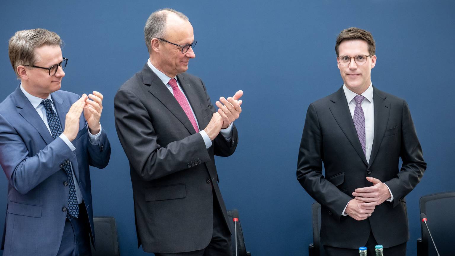 Der Tag nach der Wahl in Baden-Württemberg: Carsten Linnemann (v.l.n.r.), CDU Generalsekretär, in Berlin neben Bundeskanzler Friedrich Merz (CDU) und dem Spitzenkandidaten Manuel Hagel