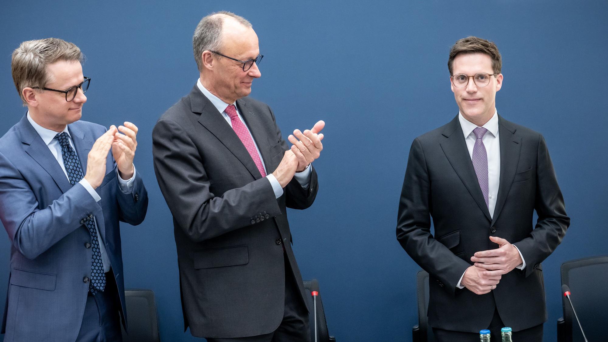 Der Tag nach der Wahl in Baden-Württemberg: Carsten Linnemann (v.l.n.r.), CDU Generalsekretär, in Berlin neben Bundeskanzler Friedrich Merz (CDU) und dem Spitzenkandidaten Manuel Hagel