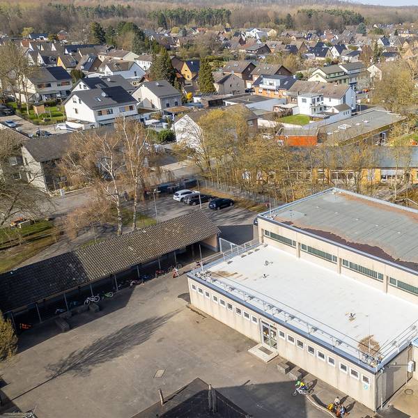 Das Foto zeigt eine Luftaufnahme der Turnhalle an der Wendelinusschule.