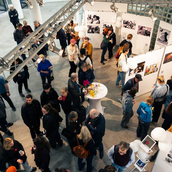 Menschen schauen sich eine Ausstellung an.