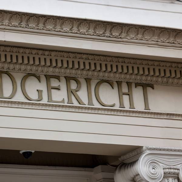 Blick auf den Schriftzug „Landgericht“ an der Fassade des Gerichtsgebäudes in Bonn. Dort ist das Urteil zu einem Mord vor mehr als 30 Jahren gesprochen worden. (Archivbild)