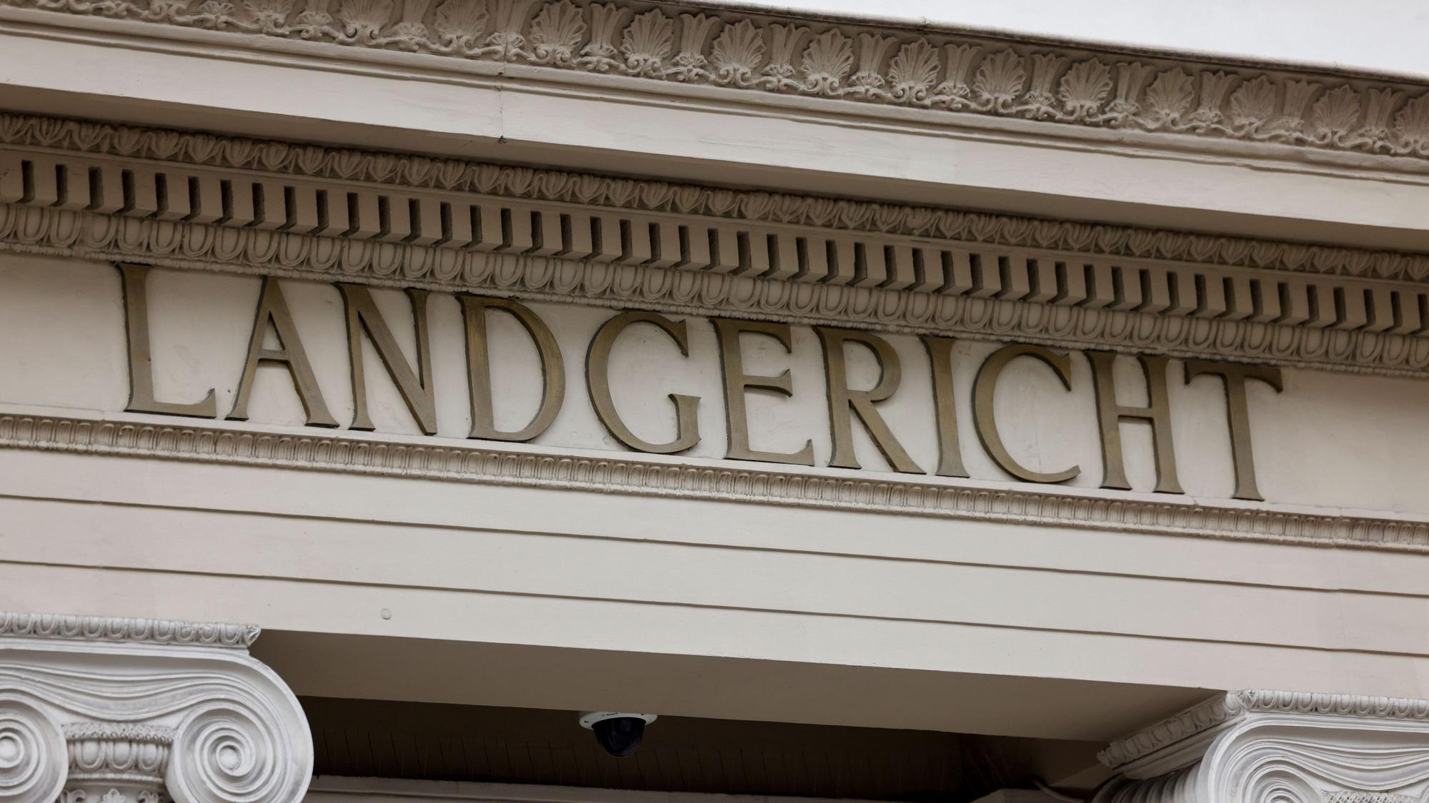 Blick auf den Schriftzug „Landgericht“ an der Fassade des Gerichtsgebäudes in Bonn. Dort ist das Urteil zu einem Mord vor mehr als 30 Jahren gesprochen worden. (Archivbild)