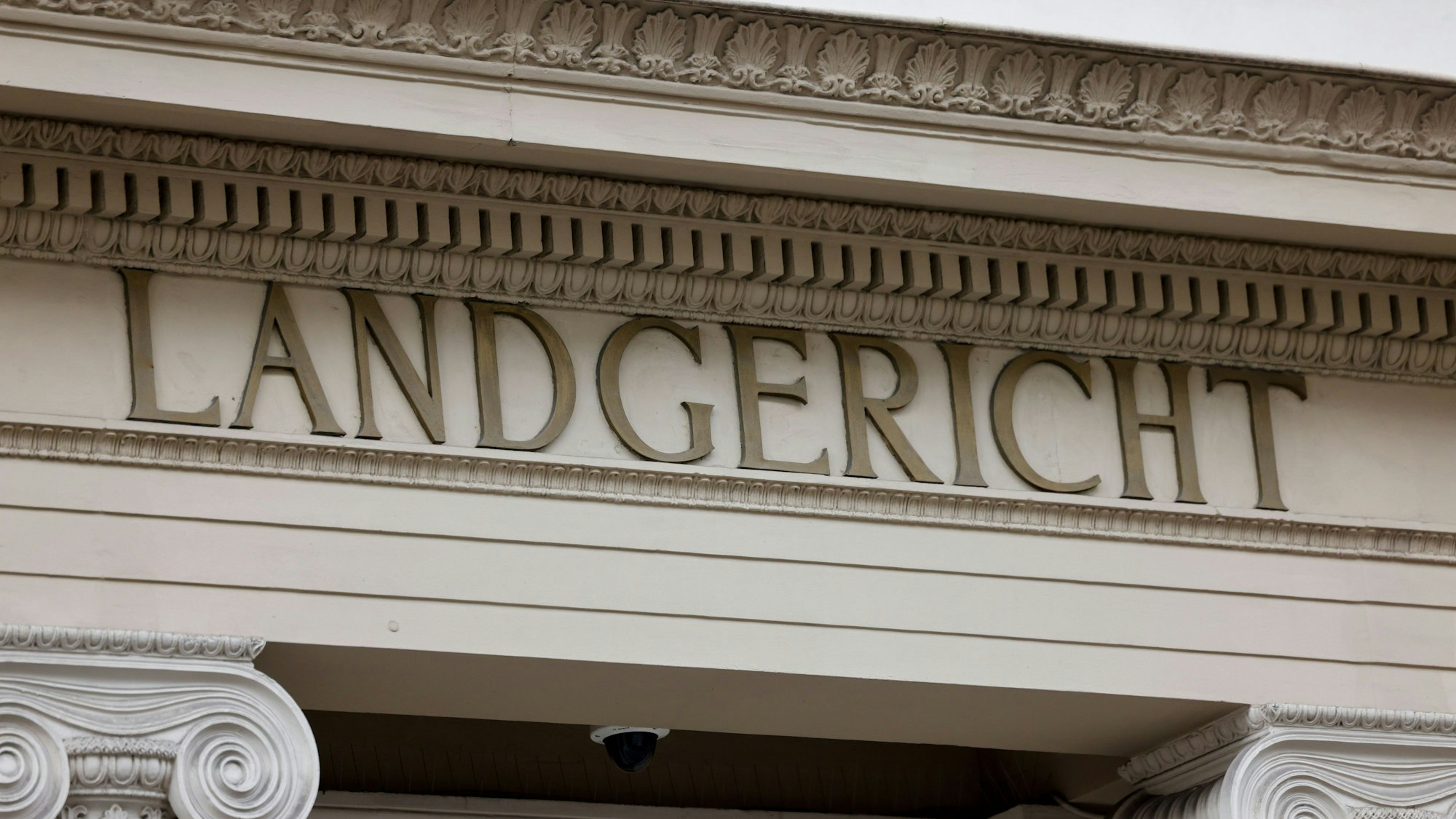 Blick auf den Schriftzug „Landgericht“ an der Fassade des Gerichtsgebäudes in Bonn. Dort ist das Urteil zu einem Mord vor mehr als 30 Jahren gesprochen worden. (Archivbild)