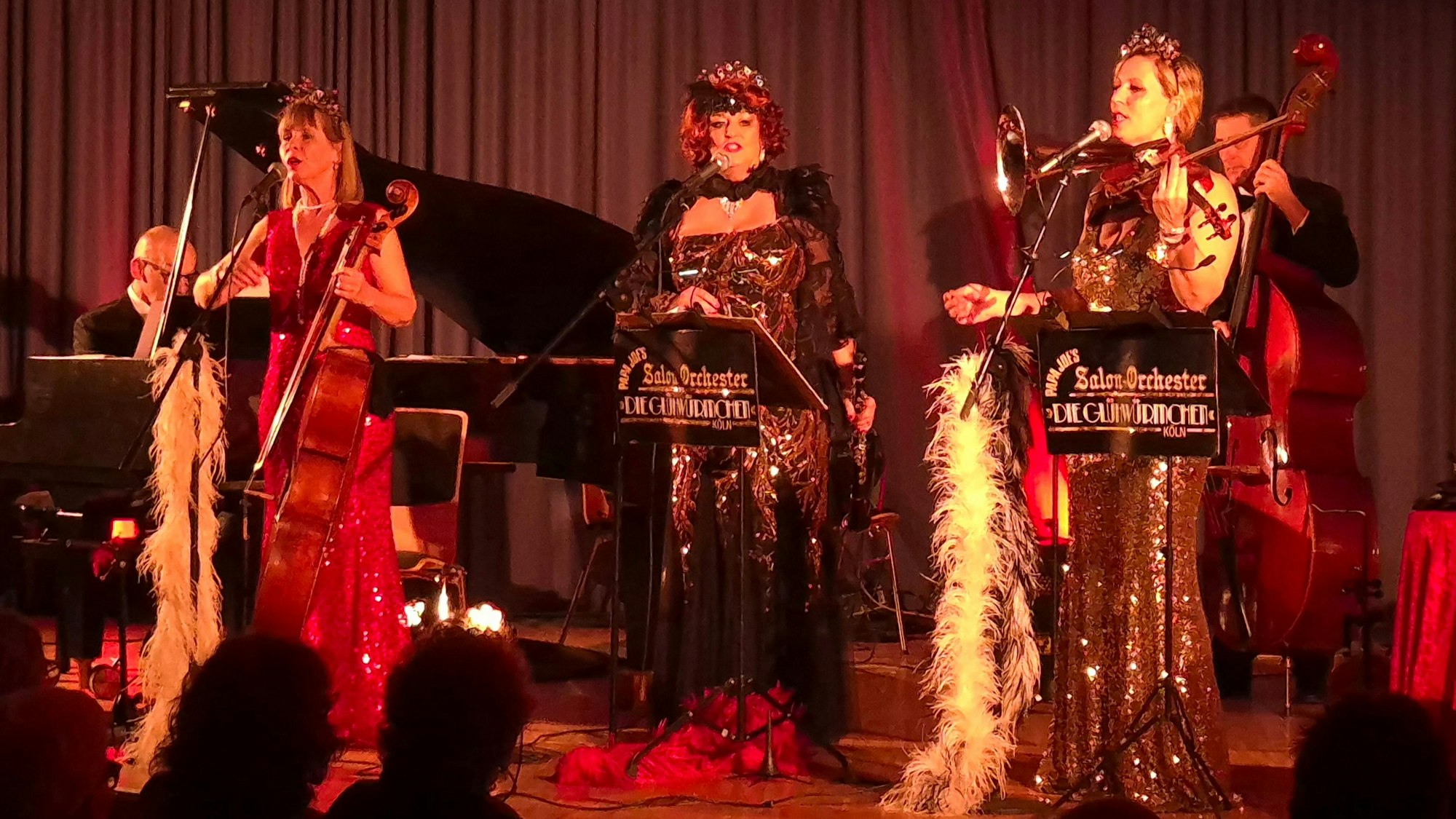 In die rauschenden Zwanziger Jahre entführt auf einer Bühne das Salonorchester „Die Glühwürmchen“ sein Publikum in der Marienheider Gesamtschule.