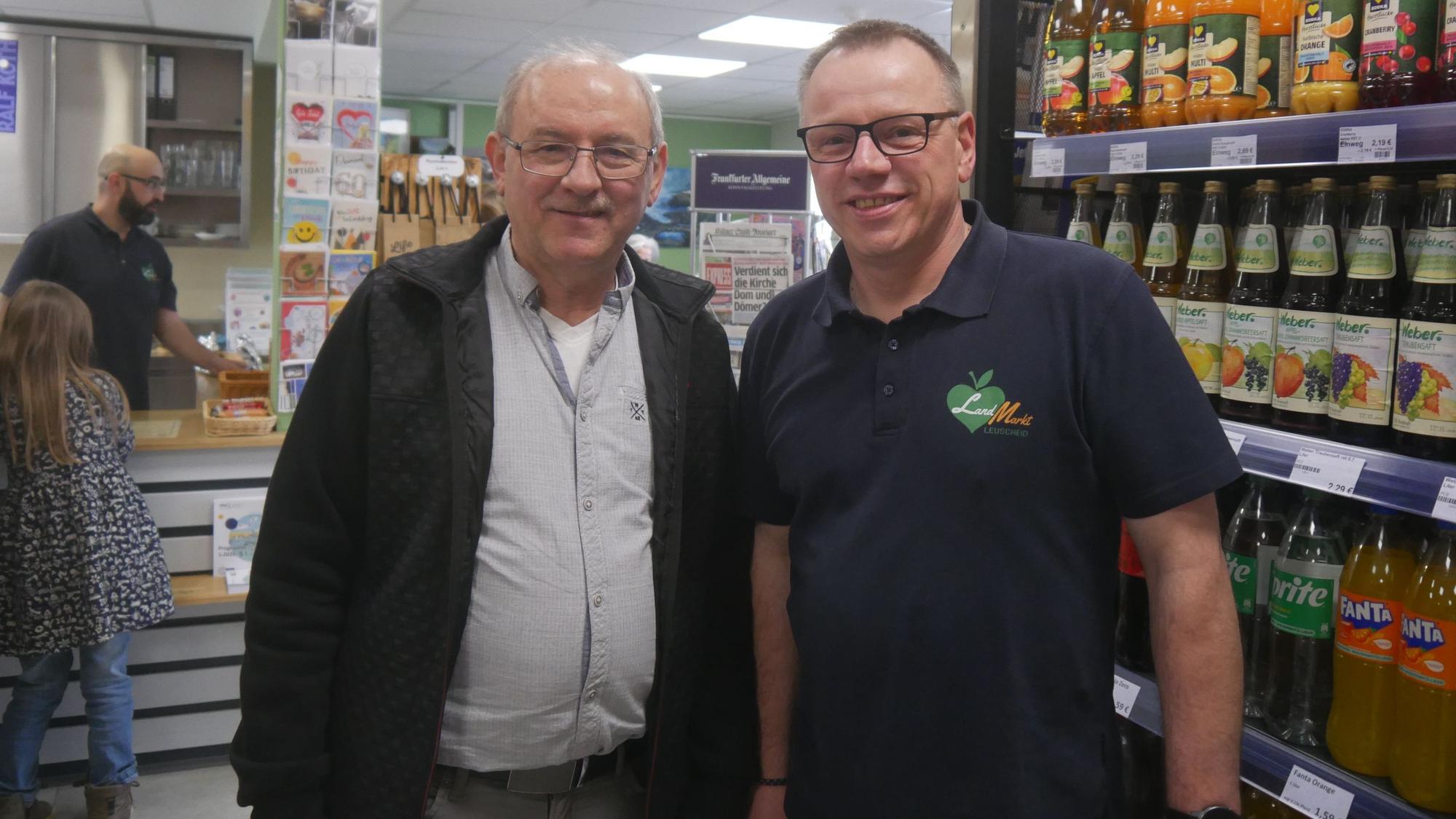 Arbeiten Hand in Hand: links Michael Vogel vom Vorstand, rechts Marktleiter Andreas Majer
