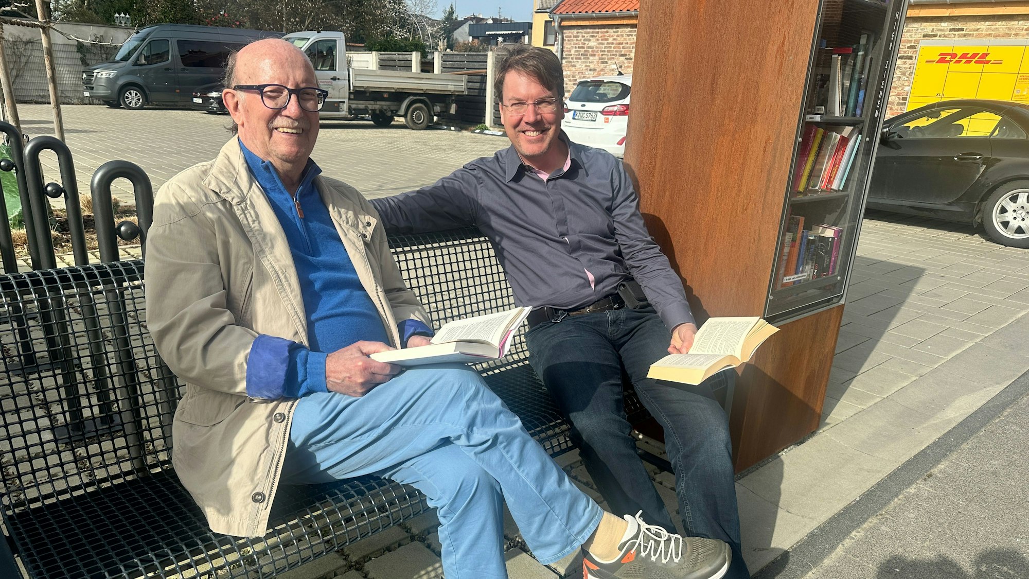 Zwei Männer sitzen auf einer Bank.