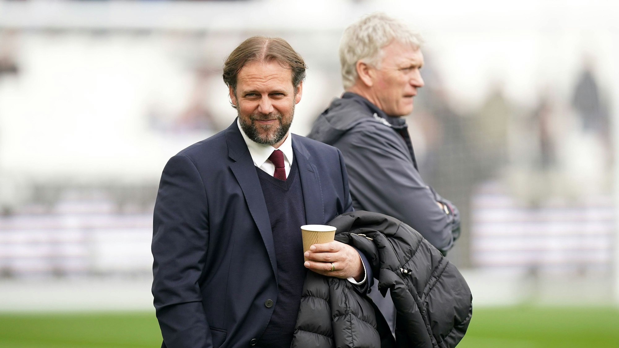 Der Technische Direktor Tim Steidten (vorne) and Manager David Moyes von West Ham United.