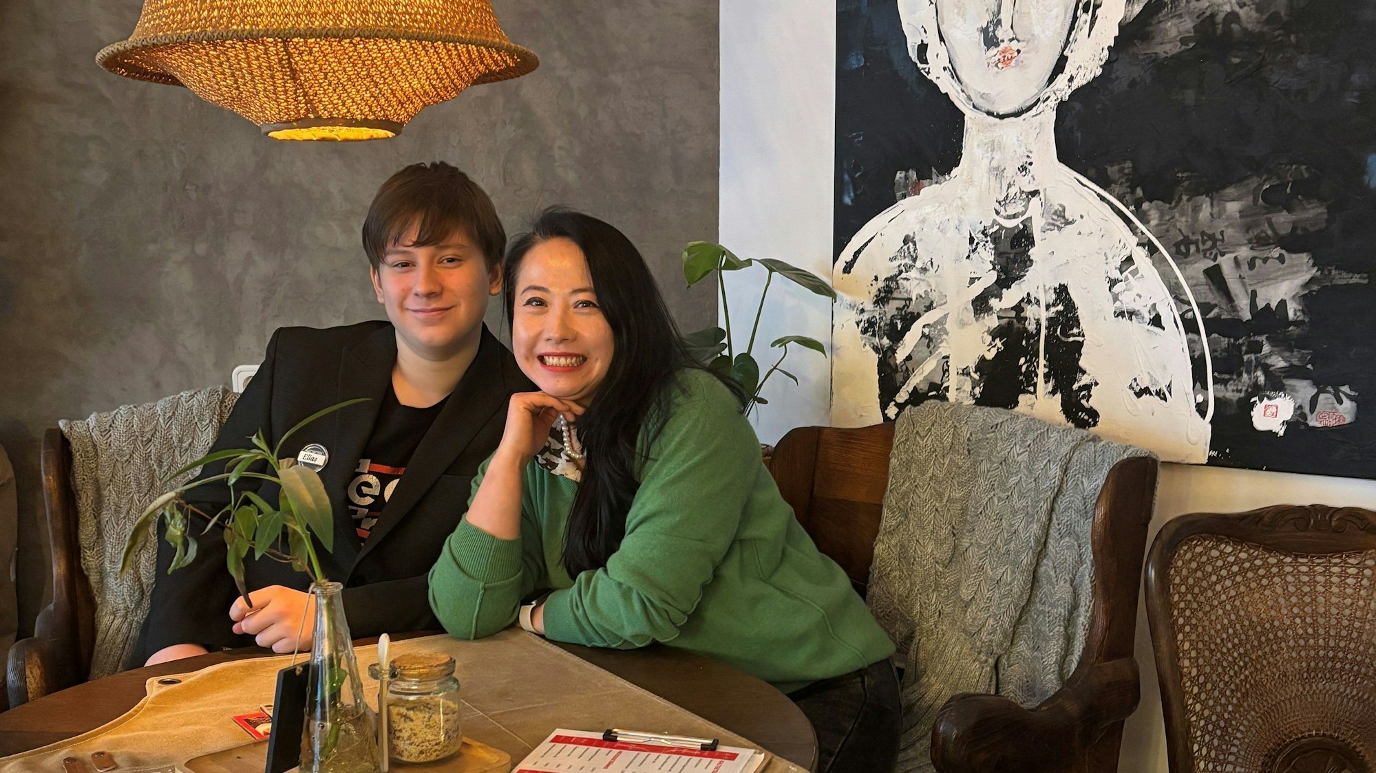 Gastgeberin Yan Dong und Elias Masian aus dem Tee Time in Mehlem.