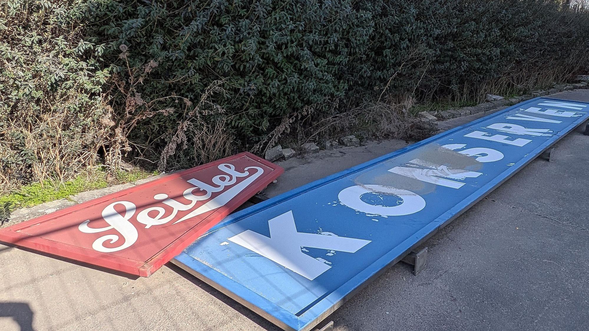 Das alte Firmenschild soll gesichert werden.
