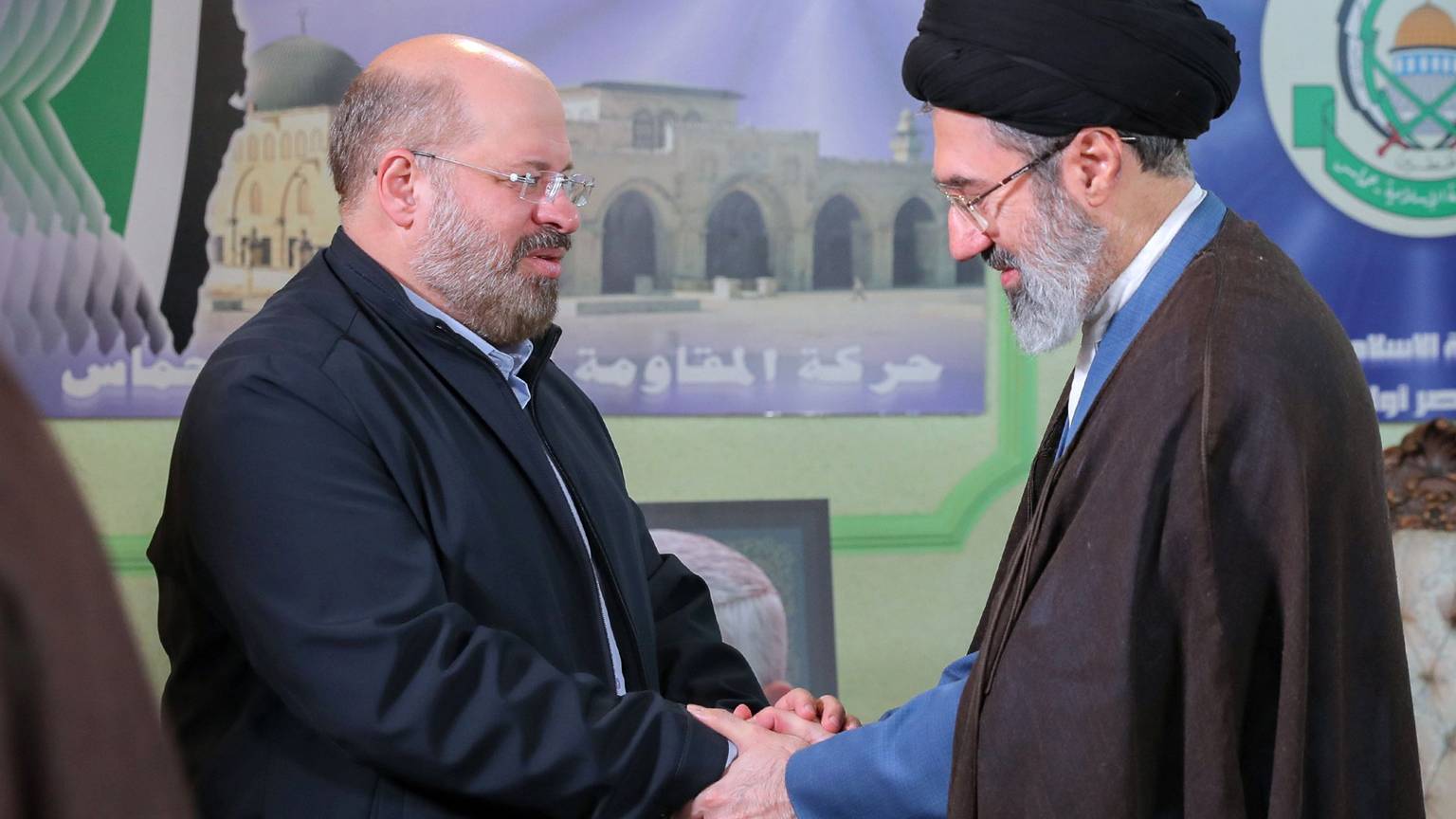 Modschtaba Chamenei (r.) bei einem Treffen mit dem Hamas-Vertreter Chalid Ghodomi (l.) im Hamas-Büro in Teheran, um des getöteten Hamas-Führers Sinwar zu gedenken. (Archivbild)