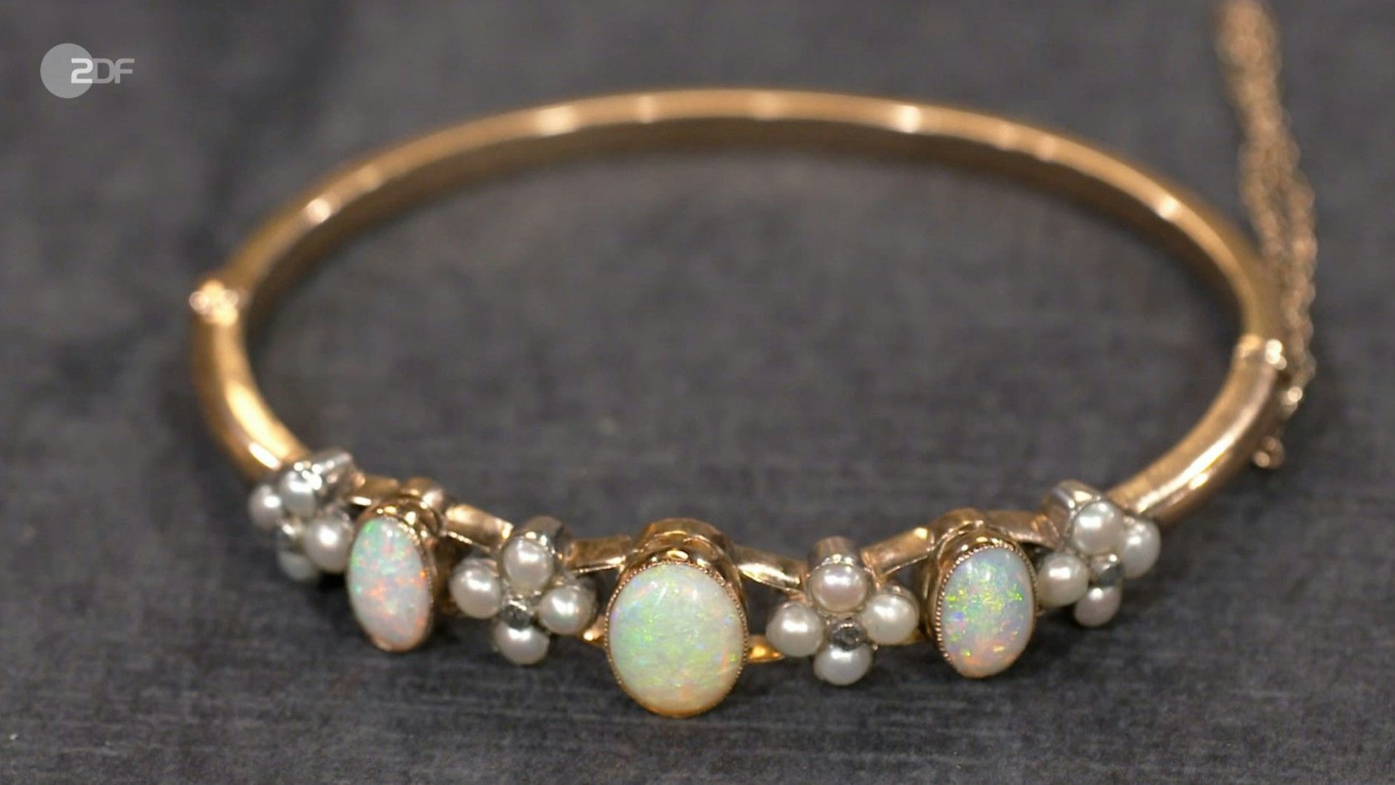 Der Opal-Armreif aus Gold bei „Bares für Rares“ im ZDF.