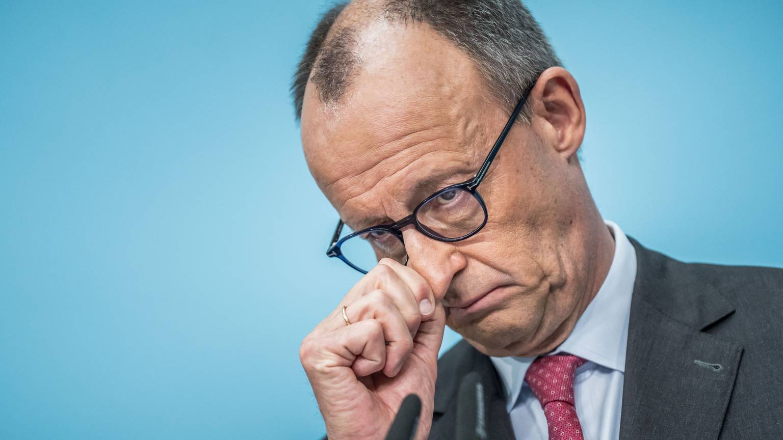 Friedrich Merz (CDU) bei einer Pressekonferenz. Aus Spanien gibt es weiterhin scharfe Kritik am Bundeskanzler. (Archivbild)