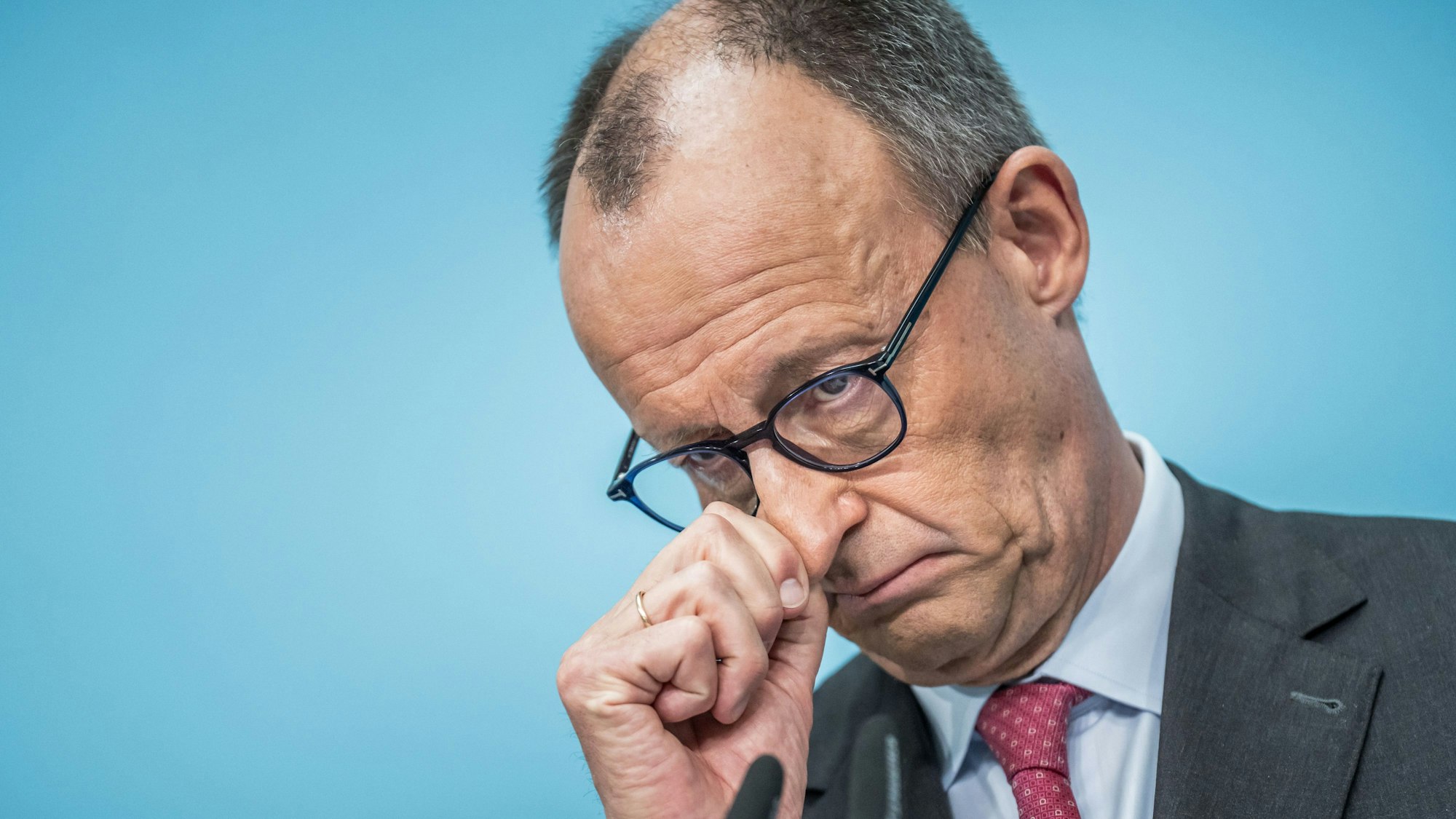 Friedrich Merz (CDU) bei einer Pressekonferenz. Aus Spanien gibt es weiterhin scharfe Kritik am Bundeskanzler. (Archivbild)