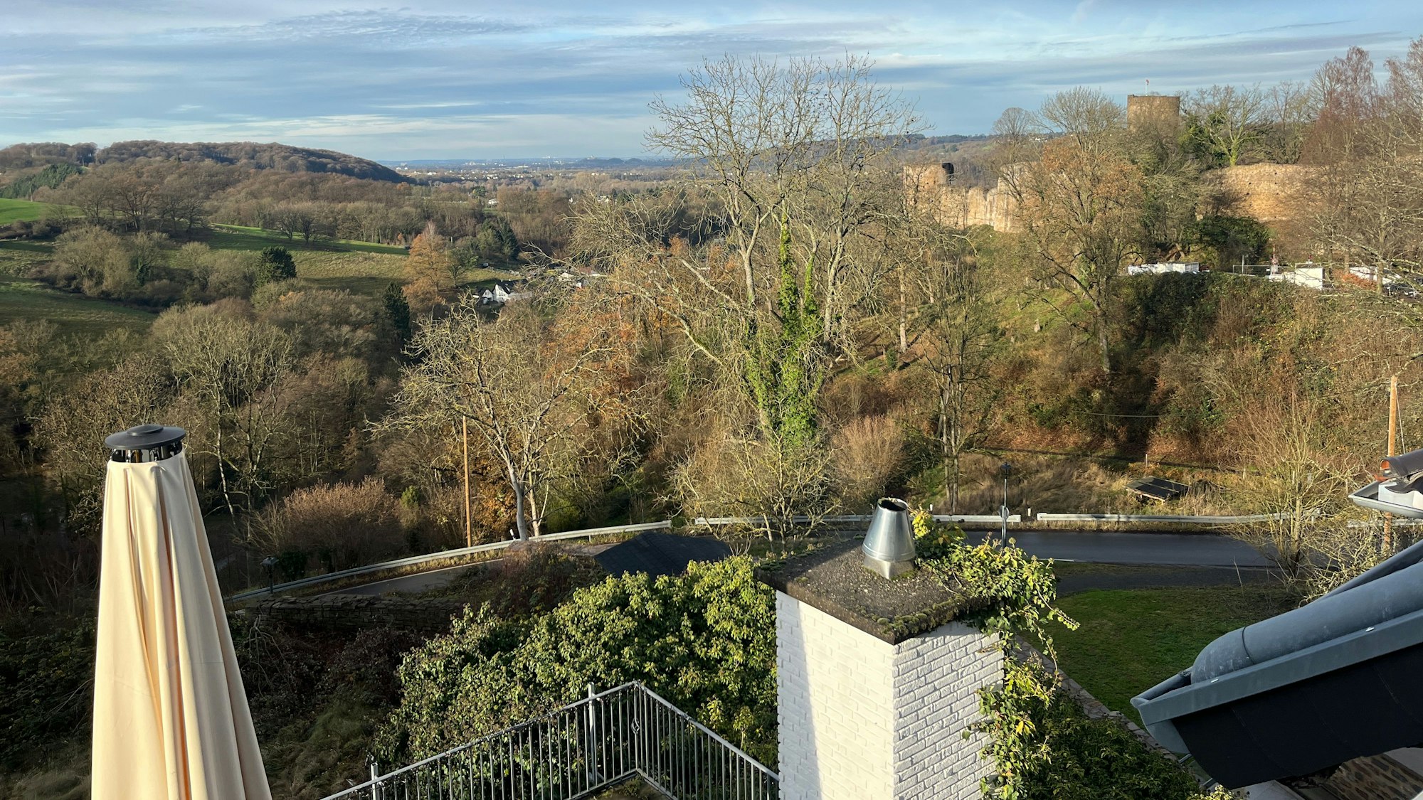Die Aussicht aus den Zimmern reicht bis ins Rheintal.