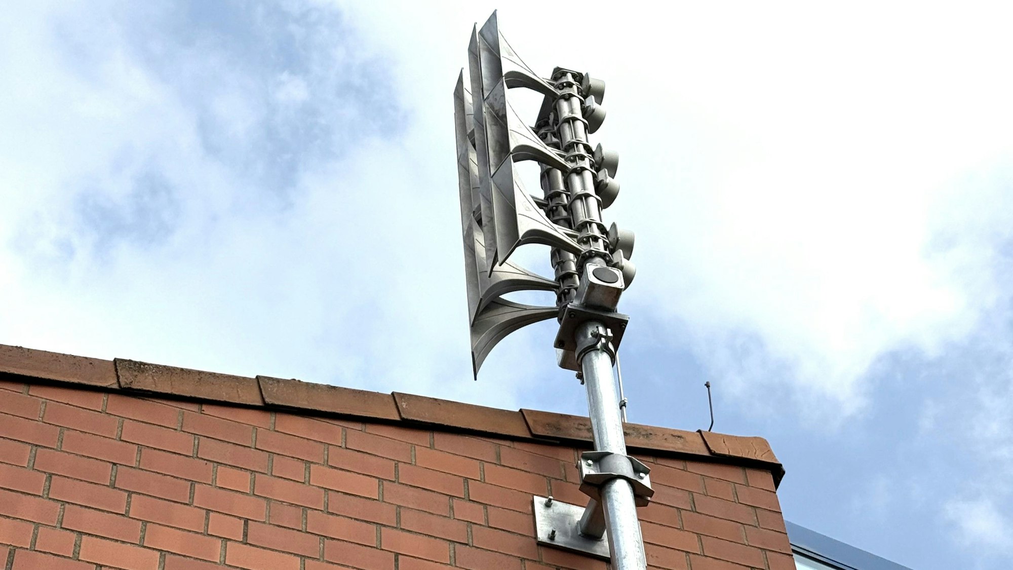 Das Bild zeigt eine Warnsirene an einem Gebäude.