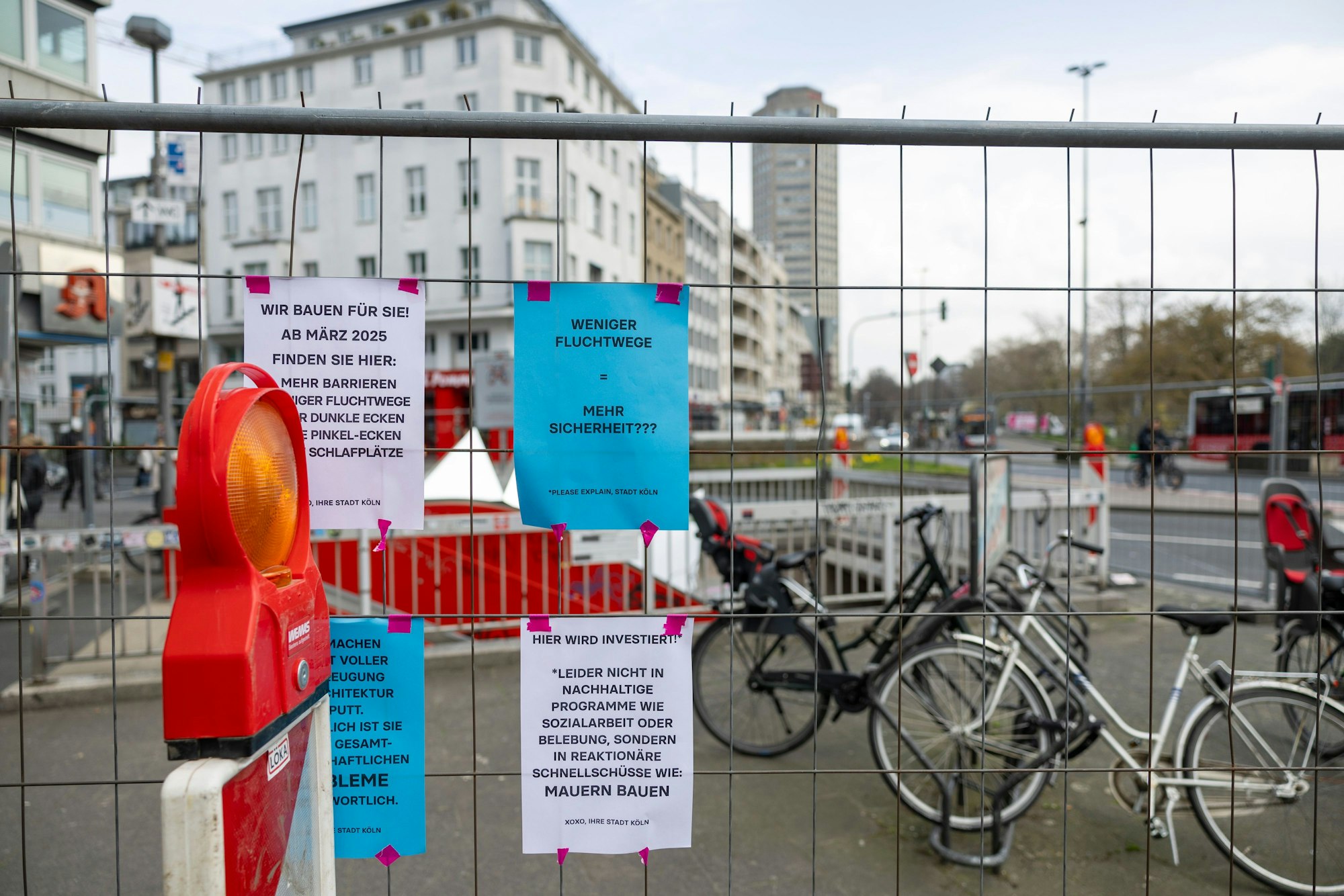 Kritiker haben Plakate gegen die Maßnahme angebracht.
