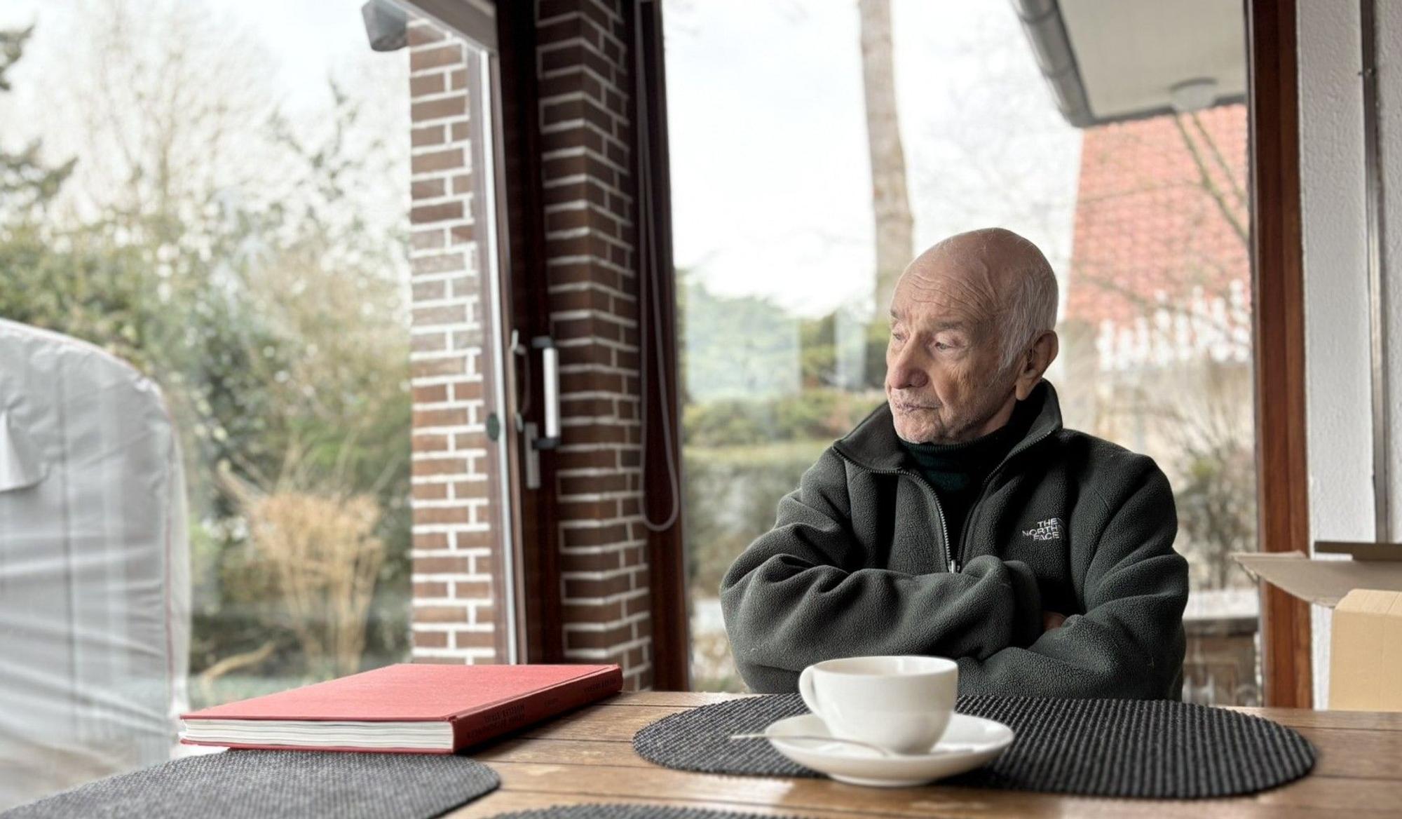 Armin Mueller-Stahl in seinem Wintergarten mit Blick über die Lübecker Bucht. Daniel Benedict