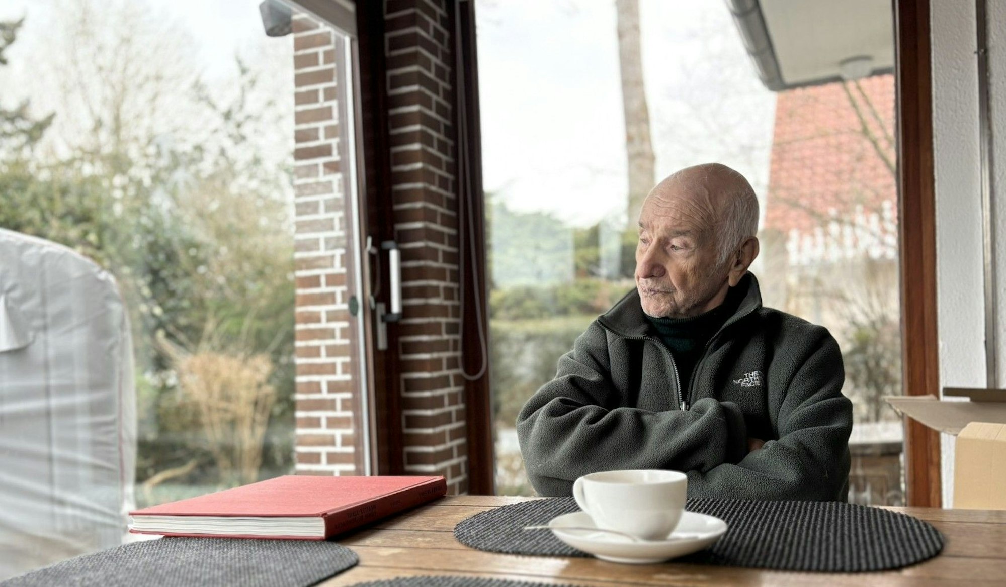 Armin Mueller-Stahl in seinem Wintergarten mit Blick über die Lübecker Bucht. Daniel Benedict