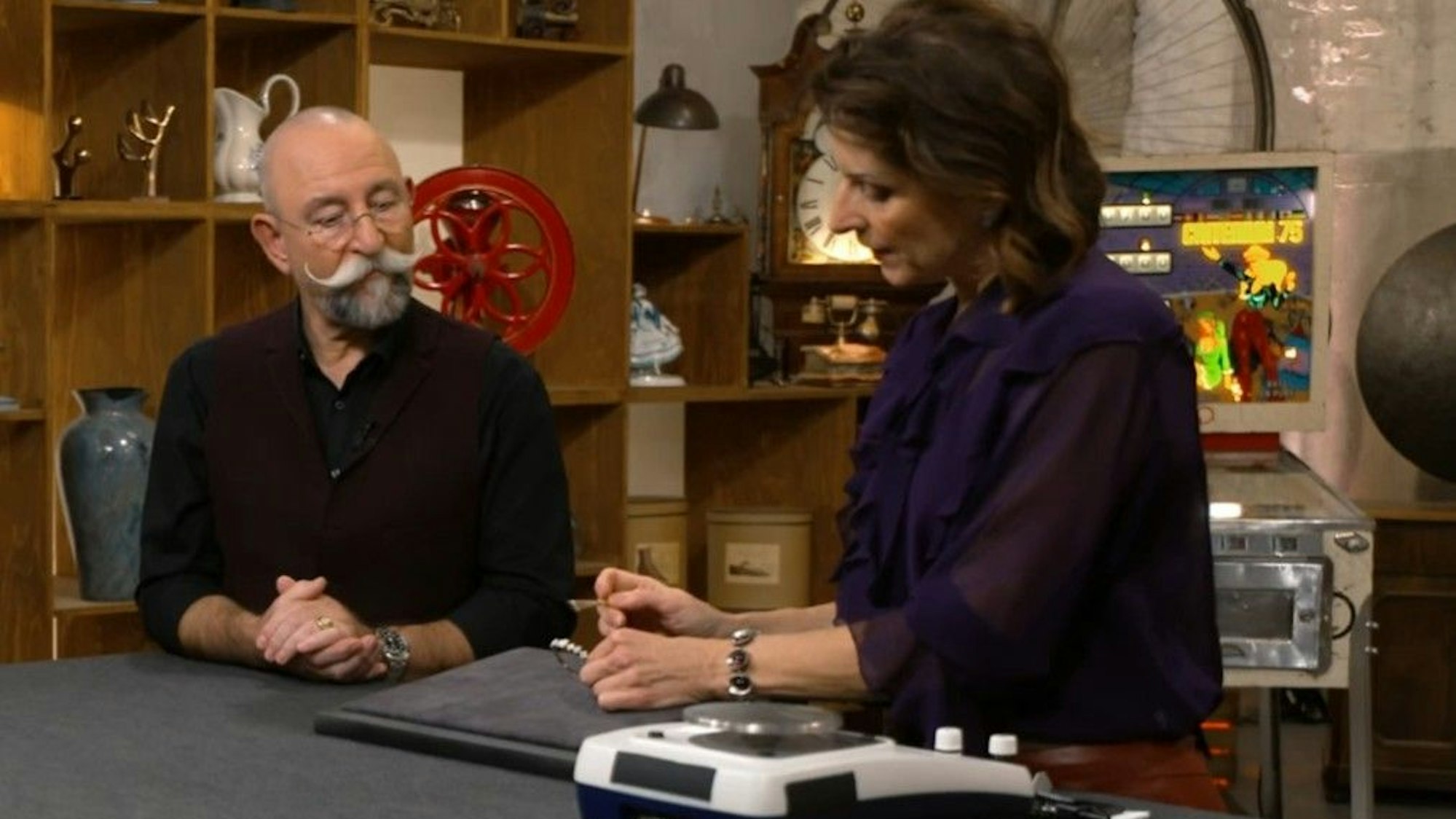 Expertin Wendela Horz (v.r.) mit Moderator Horst Lichter bei der Expertenschätzung für „Bares für Rares“.