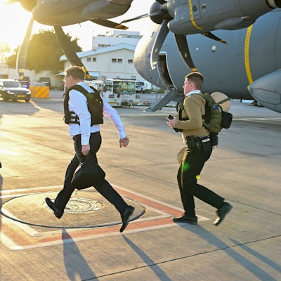 Johann Wadephul (CDU, M), Außenminister, verlässt kurz vor Ende eines Besuchs in Israel wegen eines Voralarm der Luftabwehr einen A400M der Luftwaffe.