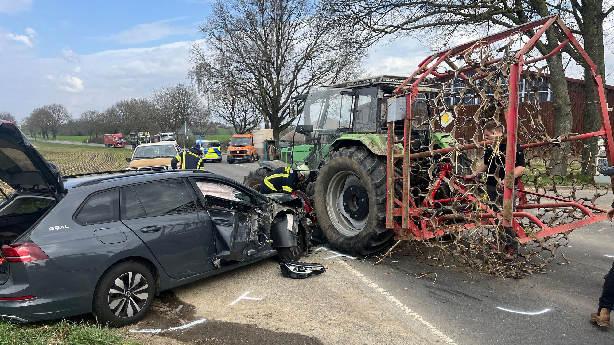 Bei einem Unfall bei Lohmar-Scheiderhöhe sind vier Menschen verletzt worden. Ein Auto stieß gegen einen Trecker, der nach links abbiegen wollte.