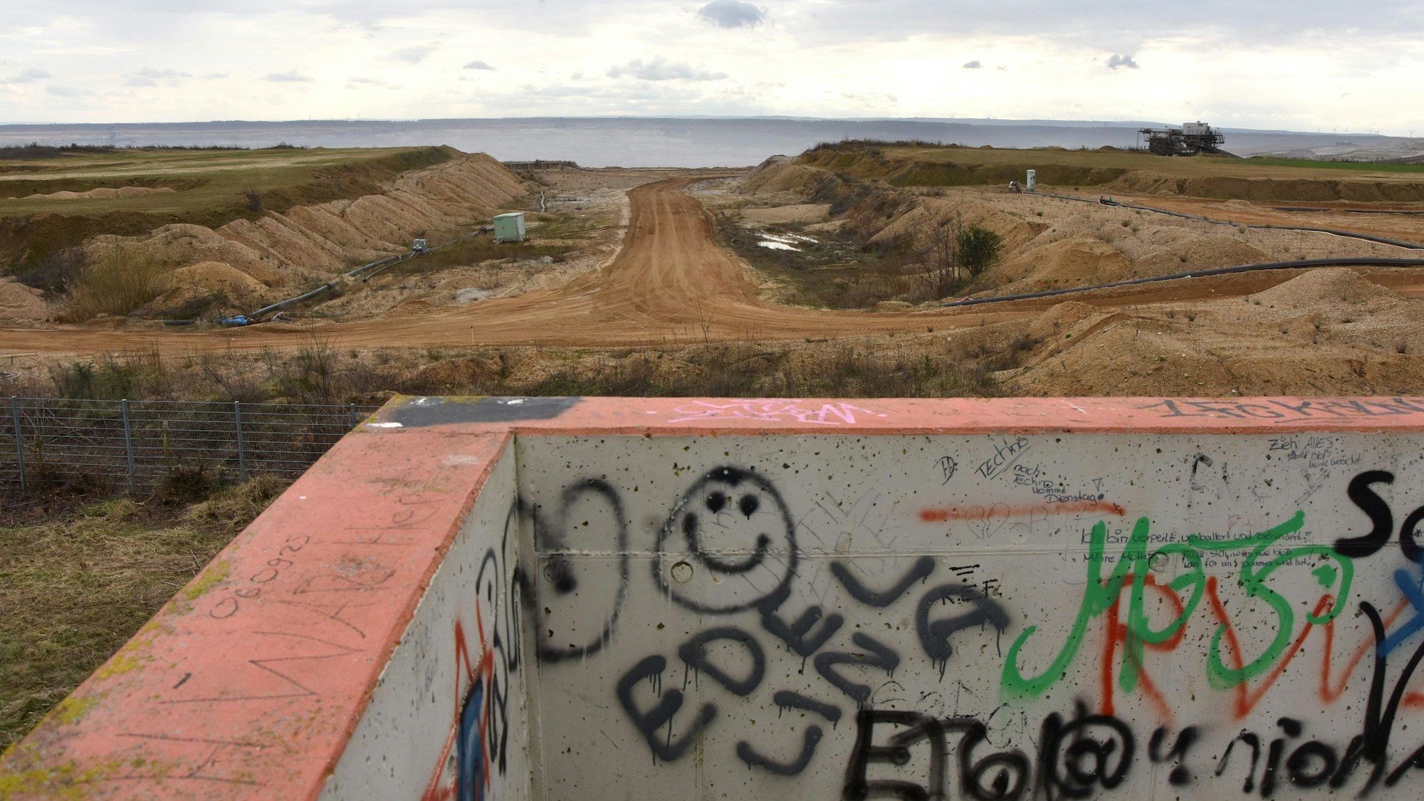 Am Ende des Speedway-Freizeitradwegs hinter der Aussichtstreppe soll der Einlauf des Rheinwassers in den Tagebau inszeniert werden.