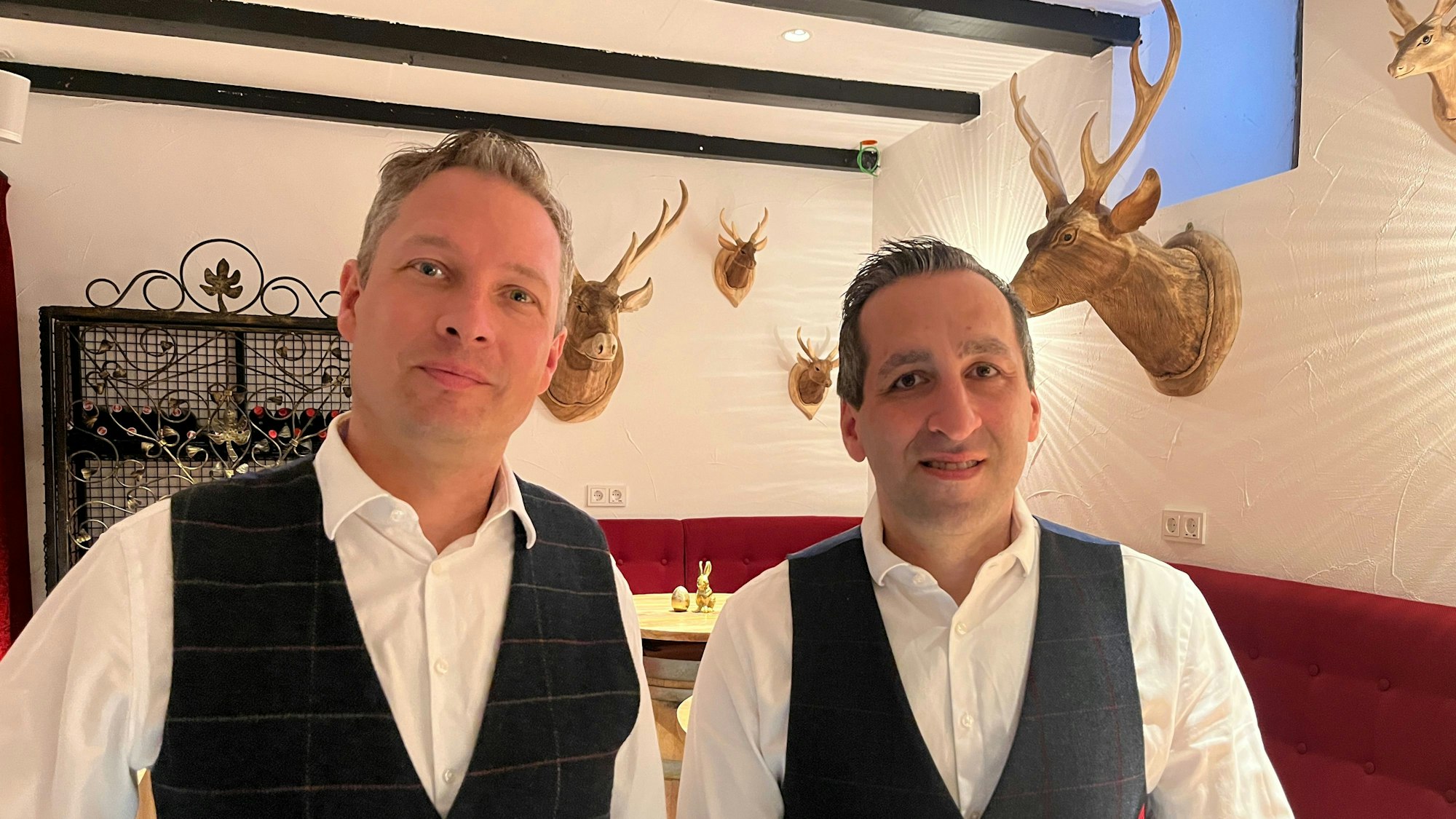 David (l.) und Sebastian Heitmann bauen derzeit die Alte Schule in Hennef-Stadt Blankenberg, das frühere Café Krey, um und schaffen damit weitere Zimmer.