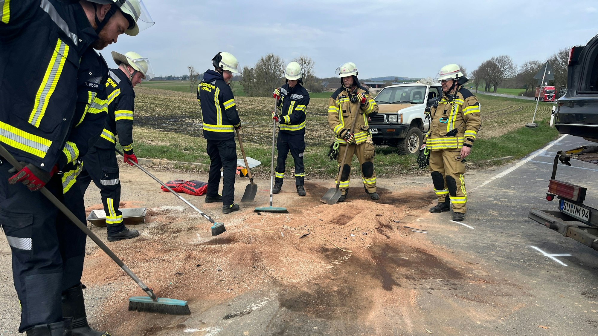 Größere Mengen Dieselkraftsoff waren ausgelaufen, Feuerwehrleute streuten ihn mit Bindemitteln ab.