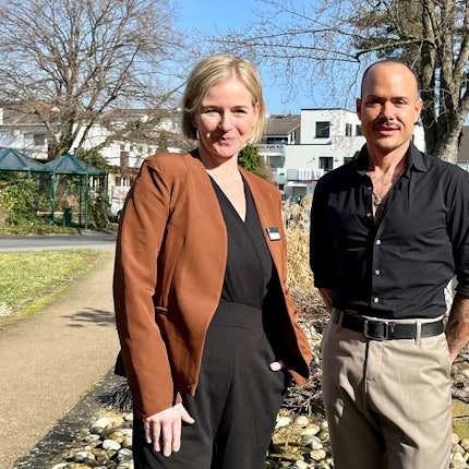 Zu sehen sind die kaufmännische Direktorin des Dreifaltigkeitskrankenhauses Daniela Landsch und Patientenfürsprecher Mark Halberkann.