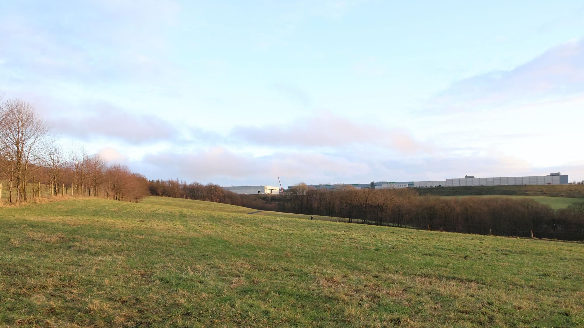 Blick von der Ortschaft Niederasbach in der Gemeinde Morsbach aus in Richtung Lichtenberg und auf eine der Wiesen, die der geplante Solarpark Asbachtal III abdecken soll.