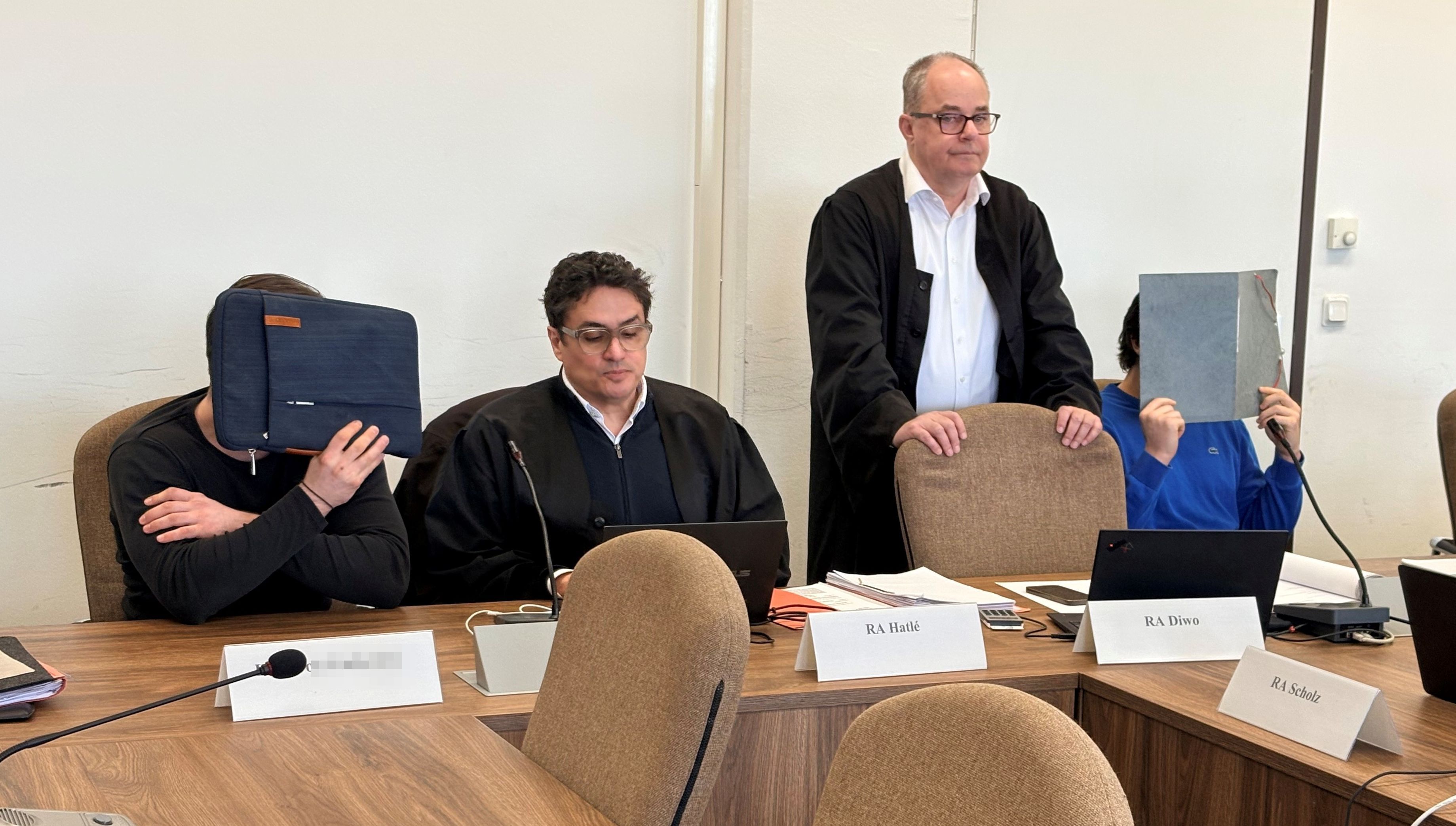 Der Angeklagte links (mit Verteidiger Frank Hatlé) gilt als Initiator, der Beschuldigte rechts (mit Verteidiger Michael Diwo) hatte den Angriff gestartet.
