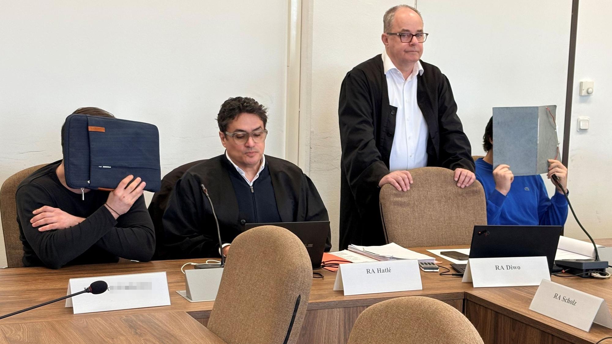 Der Angeklagte links (mit Verteidiger Frank Hatlé) gilt als Initiator, der Beschuldigte rechts (mit Verteidiger Michael Diwo) hatte den Angriff gestartet.