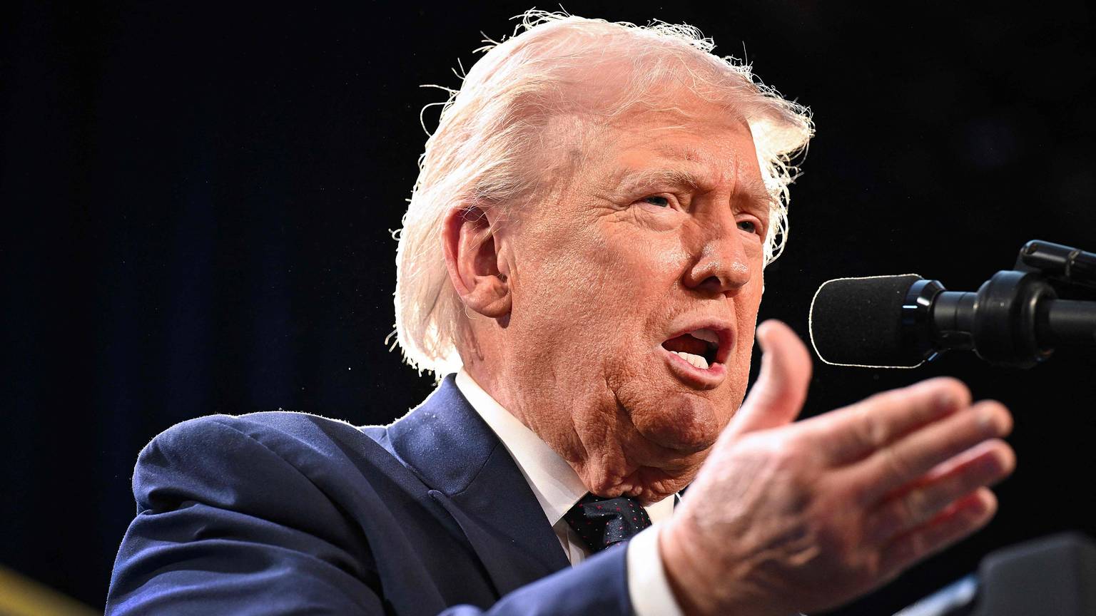 DORAL, FLORIDA - MARCH 09: U.S. President Donald Trump speaks to the Republican Members Issues Conference at Trump National Doral Miami on March 9, 2026 in Doral, Florida. House Republicans are in Florida for their annual retreat as the war in Iran continues and gas prices rise nationally. Recently Rep. Kevin Kiley (R-CA) announced he was leaving the Republican party to become an Independent, further complicating the GOP's thin majority in the House. Roberto Schmidt/Getty Images/AFP (Photo by ROBERTO SCHMIDT / GETTY IMAGES NORTH AMERICA / Getty Images via AFP)
