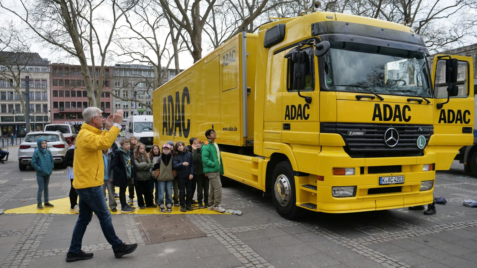 Das gelbe Dreieck auf dem Boden markiert den „Toten Winkel“, also den Bereich, der auf dem Lkw nicht einsehbar ist.