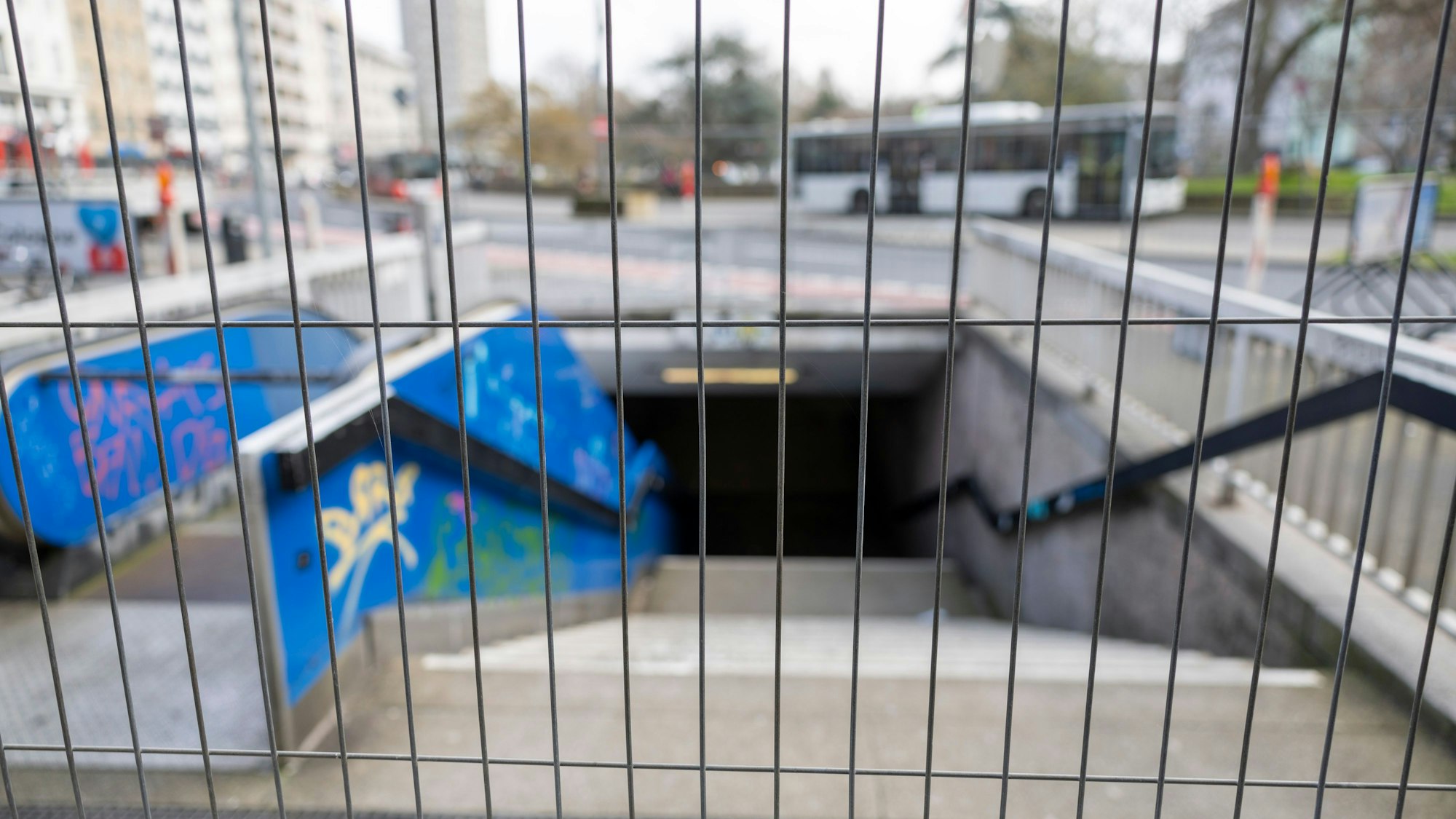 Abgesperrt: Der Zugang zum Ebertplatz in Höhe des Ärztehauses ist nicht mehr möglich.