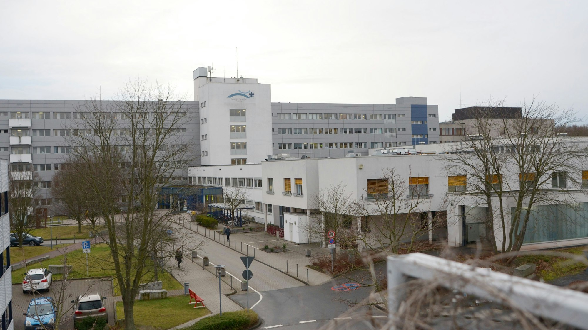 Das Bild zeigt eine Gesamtansicht des Krankenhausgebäudes.