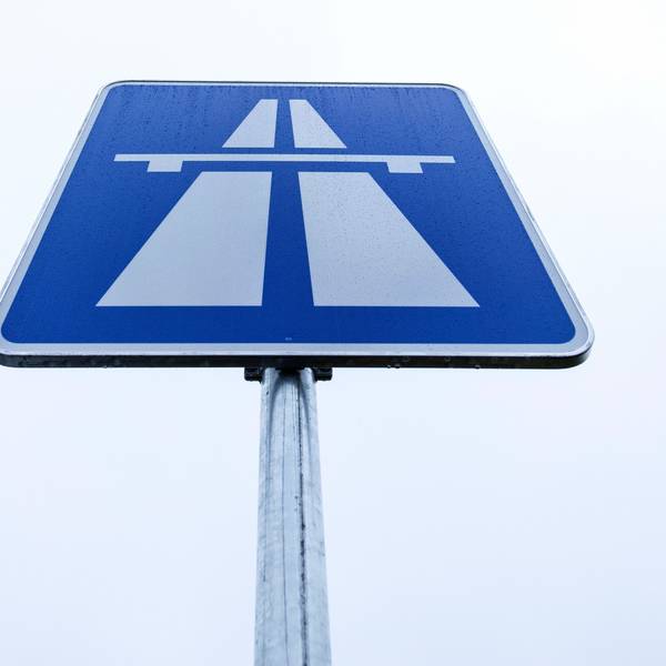 Blick auf ein Autobahnschild.