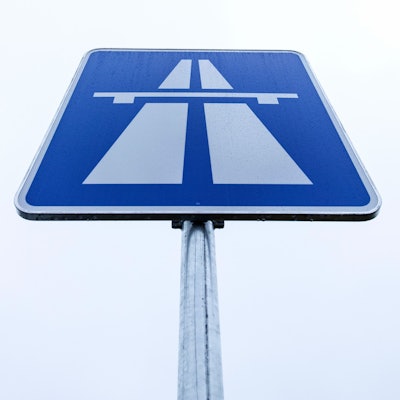 Blick auf ein Autobahnschild.