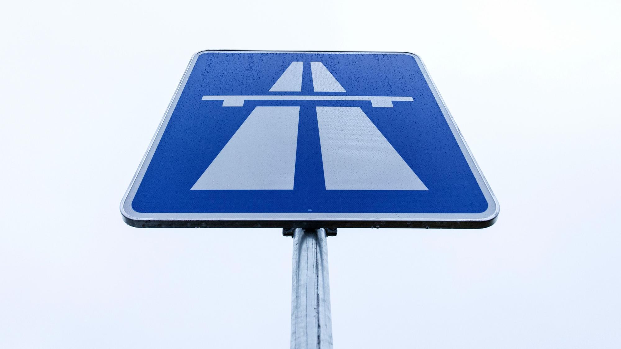 Blick auf ein Autobahnschild.