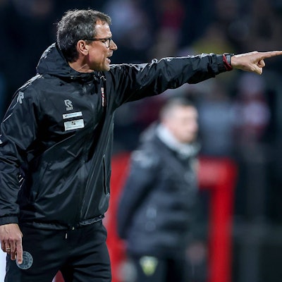 26.02.2026, Fußball, Landespokal Mittelrhein, SC Fortuna Köln - TSV Alemannia Aachen, Südstadion, Viertelfinale Bitburger-Pokal, Saison 2025 2026: Chefrainer Matthias Mink Fortuna Köln gestikulierend am Spielfeldrand DFB regulations prohibit any use of photographs as image sequences and or quasi-video. Nordrhein-Westfalen Deutschland *** 26 02 2026, Football, Landespokal Mittelrhein, SC Fortuna Köln TSV Alemannia Aachen, Südstadion, Viertelfinale Bitburger Pokal, Saison 2025 2026 Chefrainer Matthias Mink Fortuna Köln gesticulating on the sidelines DFB regulations prohibit any use of photographs as image sequences and or quasi video Nordrhein Westfalen Germany