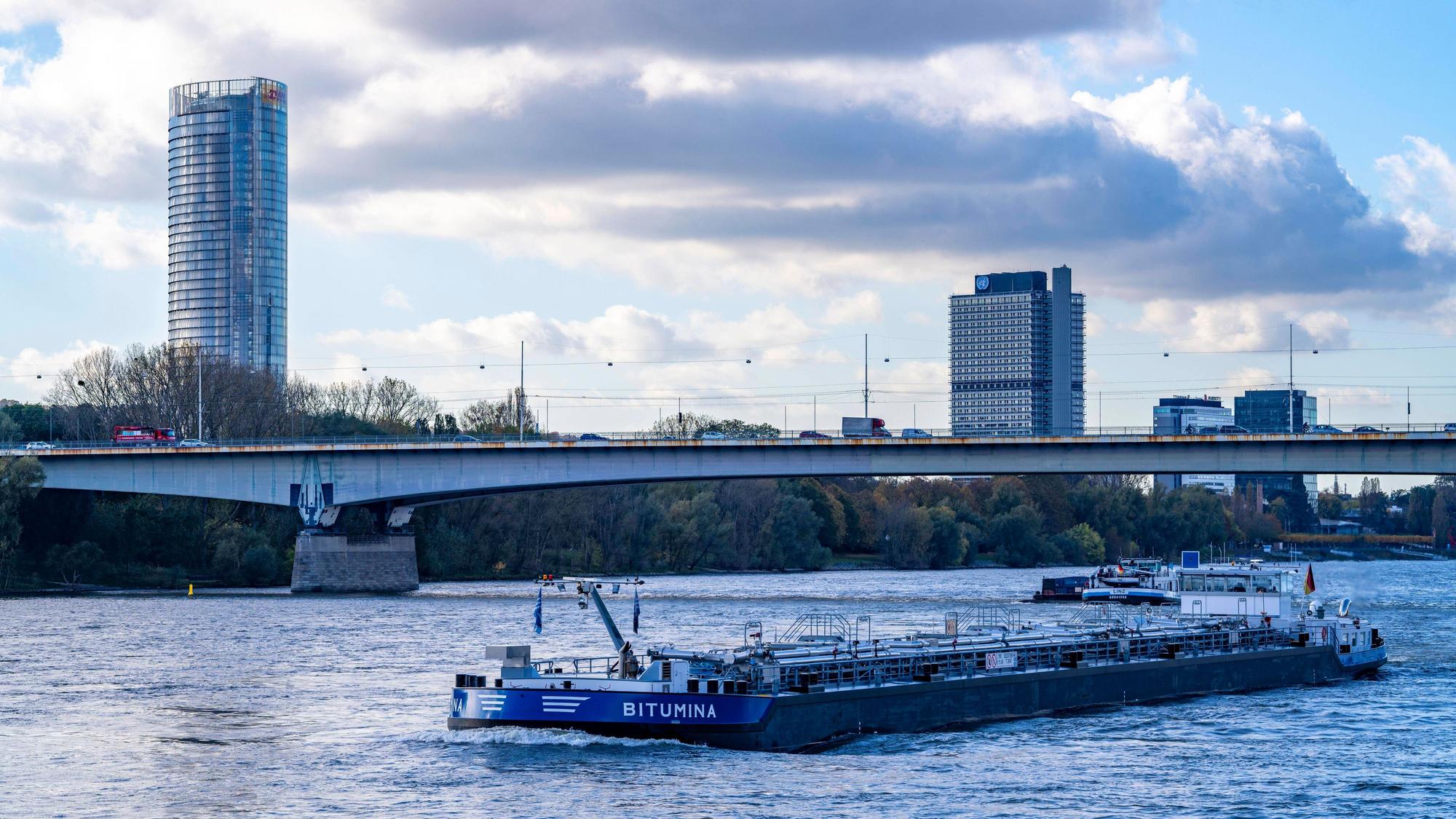 Die A562 führt über die Konrad-Adenauer-Brücke, auch Bonner Südbrücke genannt, an der Bonner Rheinaue über den Rhein.