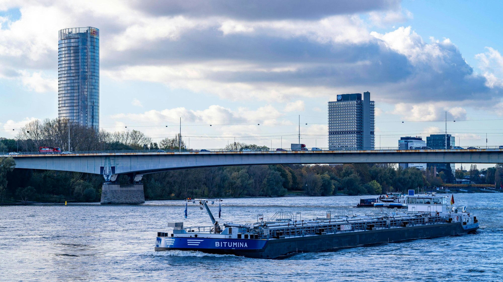 Die A562 führt über die Konrad-Adenauer-Brücke, auch Bonner Südbrücke genannt, an der Bonner Rheinaue über den Rhein.