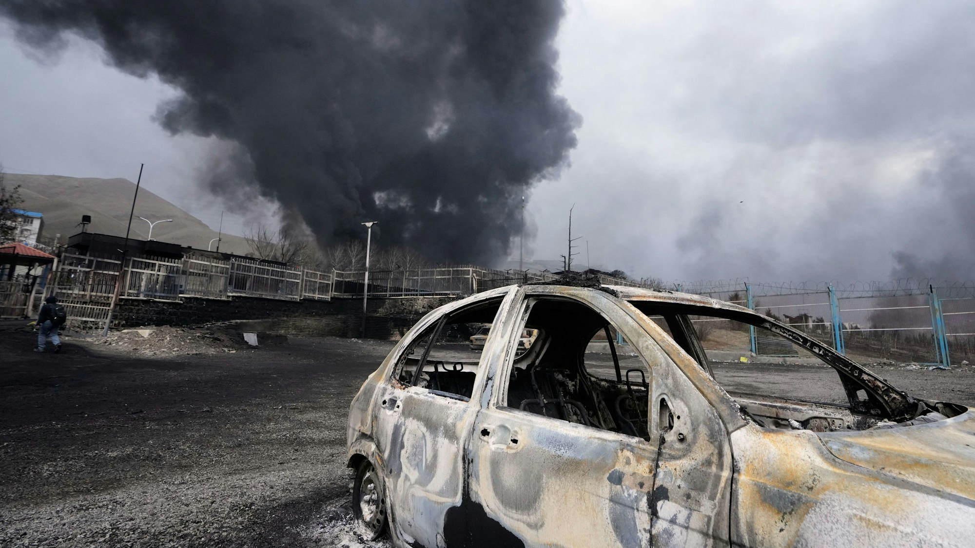 Eine dicke Rauchwolke steigt aus einem Öllager auf, das in Teheran, Iran, von einem US-israelischen Angriff getroffen wurde. (Archivbild)