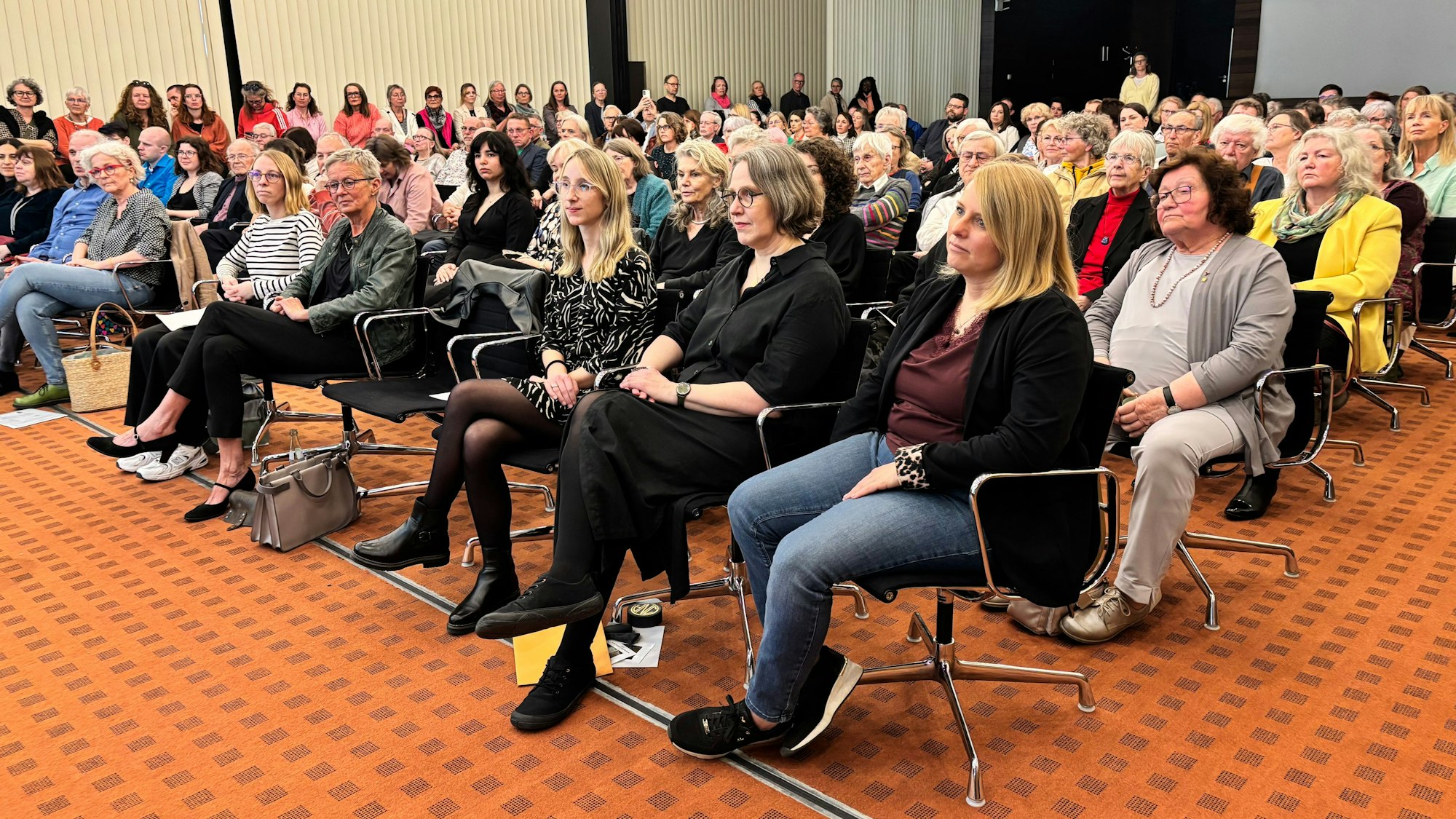 Die Stuhlreihen sind mit Frauen besetzt.