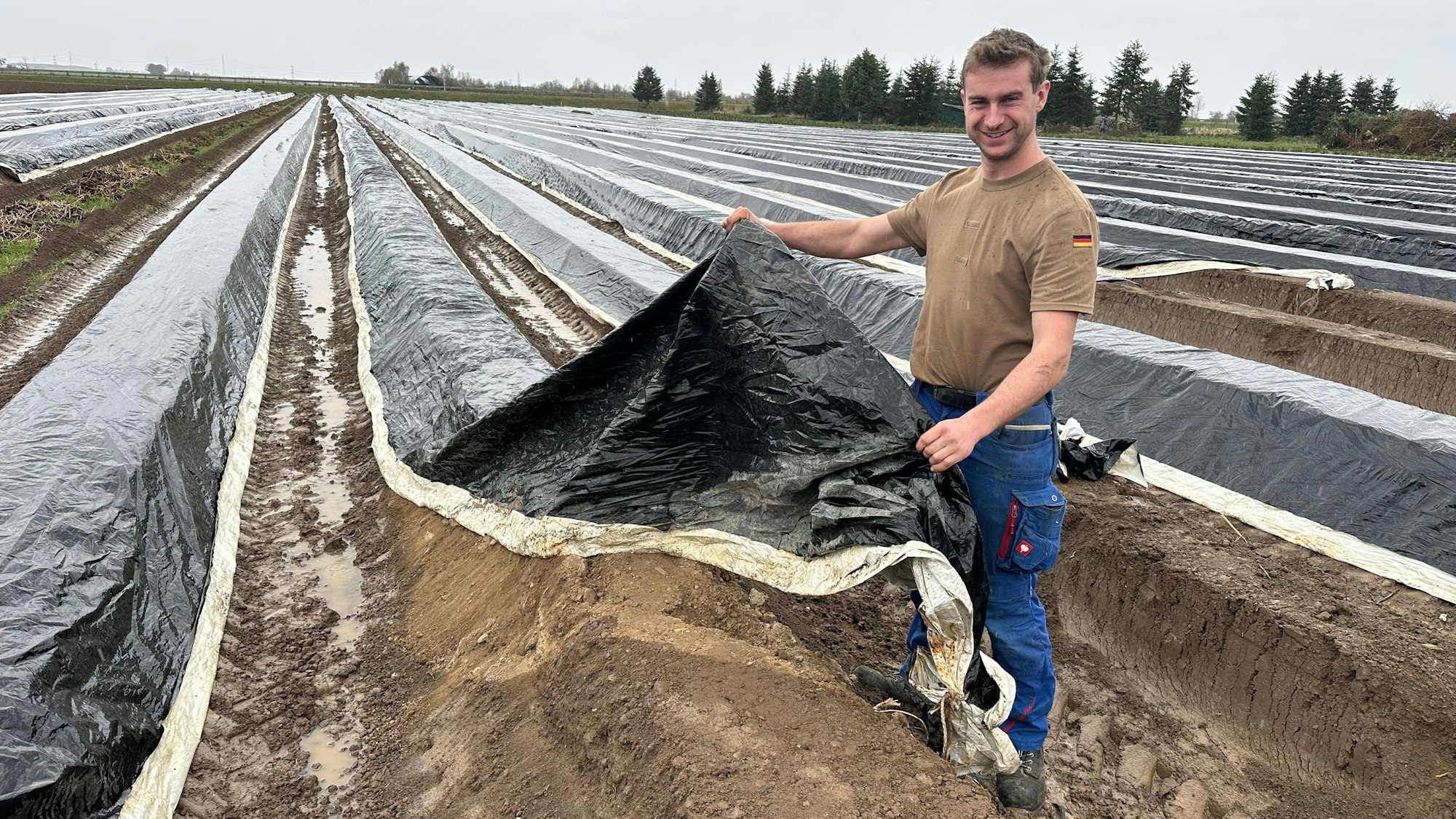 Max Fritzen hält die Folie hoch.