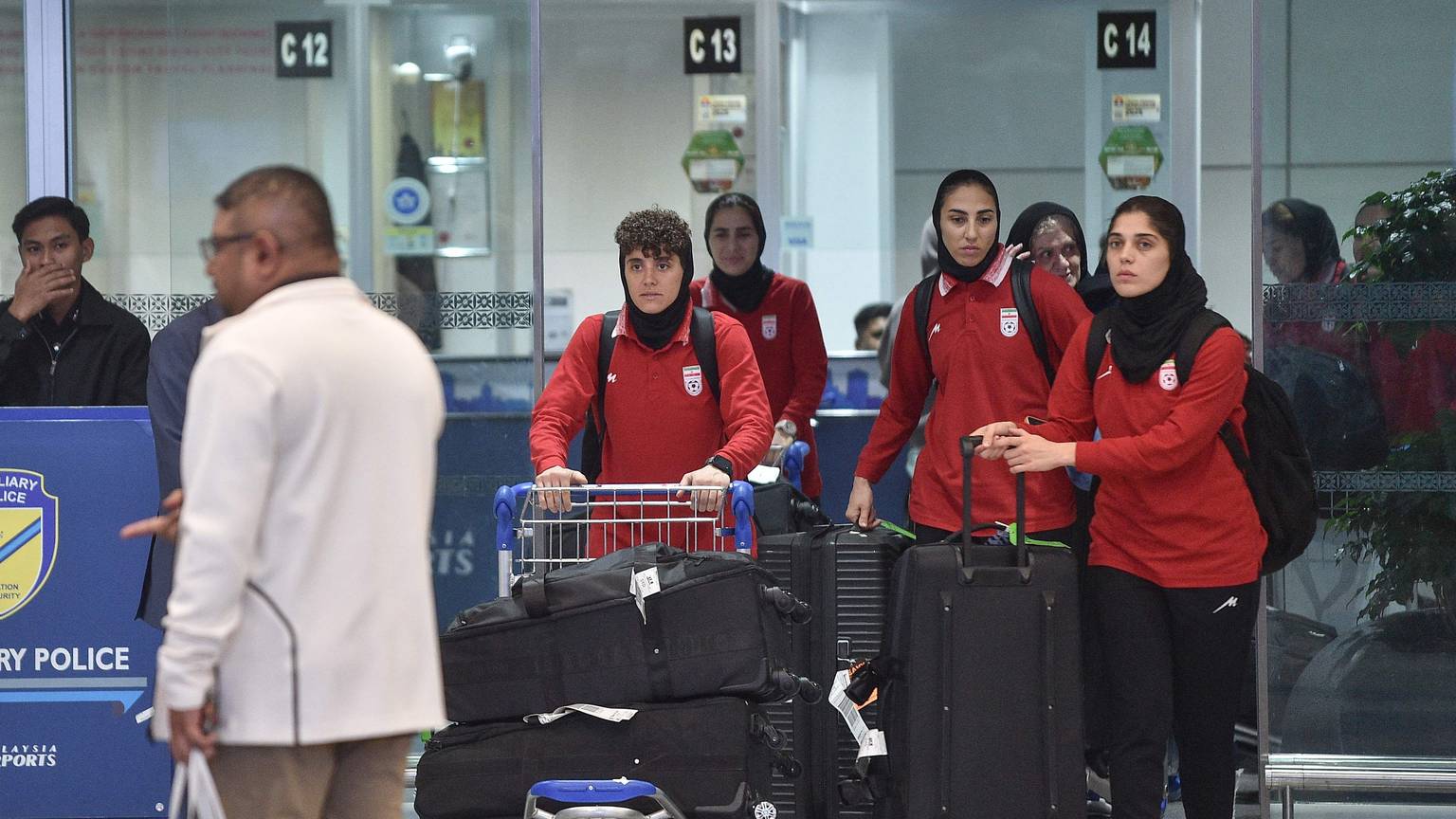 Spielerinnen der iranischen Fußball-Nationalmannschaft nach ihrer Landung in Kuala Lumpur. Die meisten Team-Mitglieder entschieden sich für eine Rückkehr in ihre Heimat.