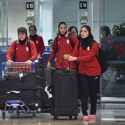 Spielerinnen der iranischen Fußball-Nationalmannschaft nach ihrer Landung in Kuala Lumpur. Die meisten Team-Mitglieder entschieden sich für eine Rückkehr in ihre Heimat.