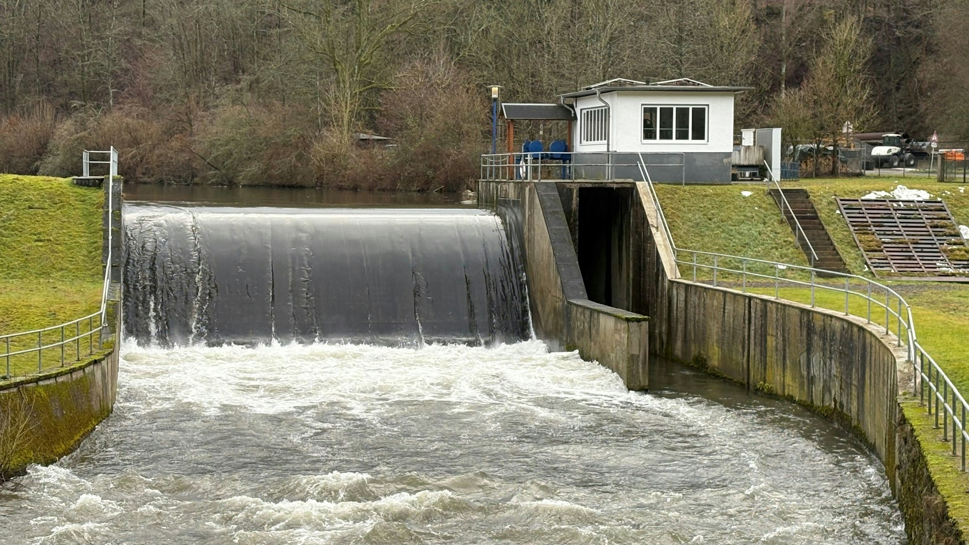 Das Foto zeigt die Stauanlage in Engelskirchen-Osberghausen.