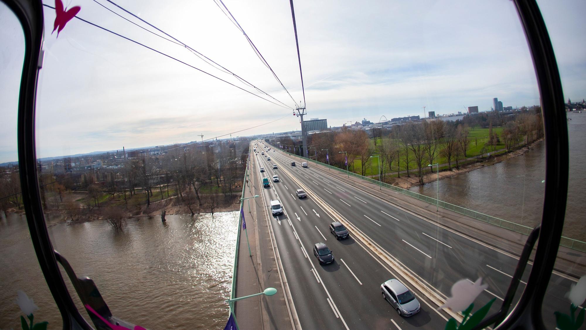 Zu sehen ist ein Blick aus einer Gondel über der Zoobrücke.